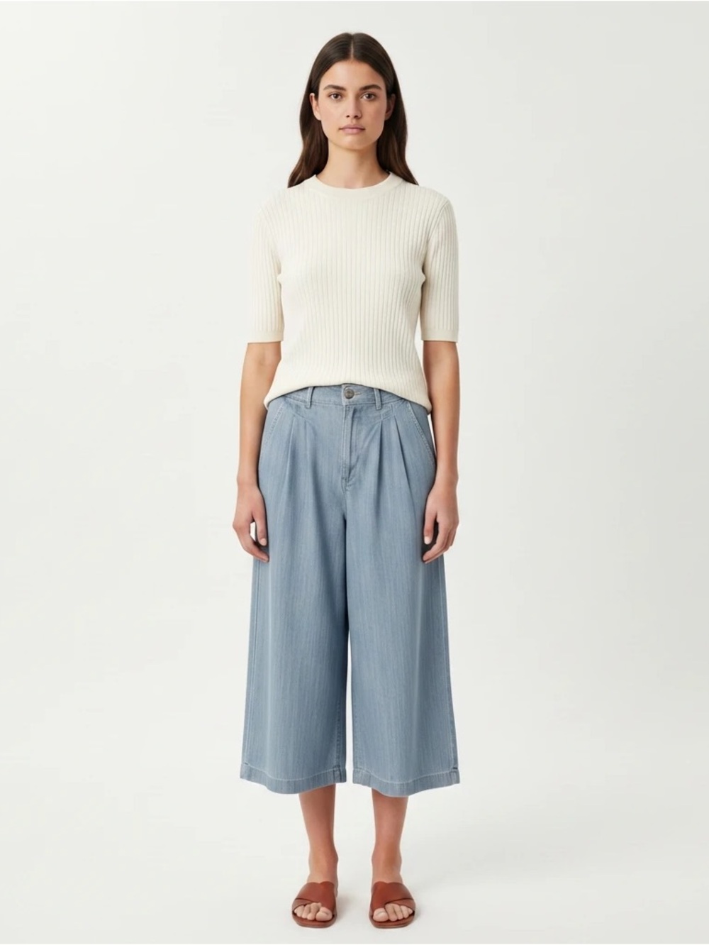 Alice & Olivia light wash linen size 4 wide leg cropped jeans
